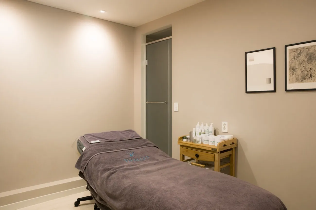 A treatment room at Gowoonmom Clinic, with the product trolley in shot