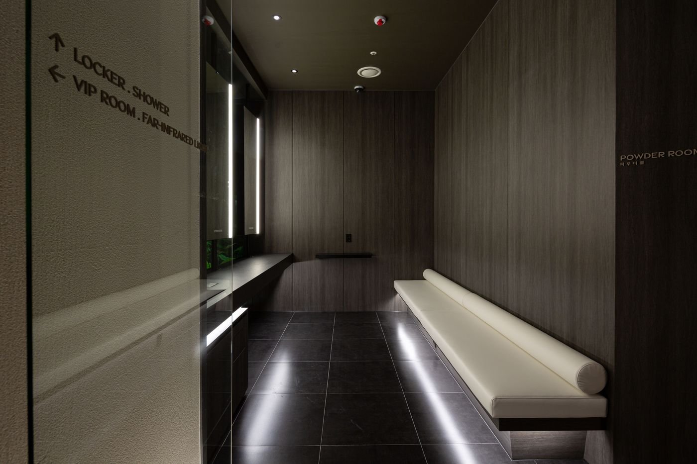 The locker and shower corridor at Vyneherb Clinic